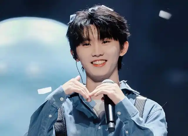 马嘉祺查高考成绩喜极而泣,复读一年考了365分,比考满分还兴奋