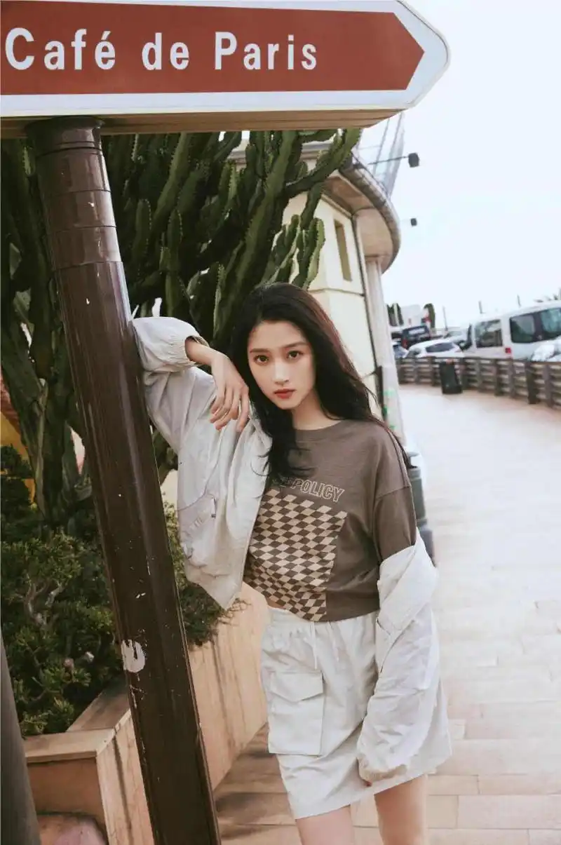关晓彤摩纳哥街拍,焦糖系穿搭,为夏日增添法式浪漫,漫步街头,活力自在