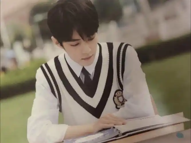 肖战大学时期舞台 五月的鲜花 龙的传人