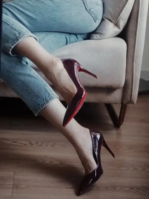 红色高跟鞋