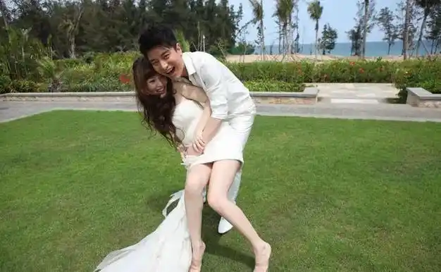 李小璐贾乃亮甜蜜暴击眼神拉丝画面很美很温馨