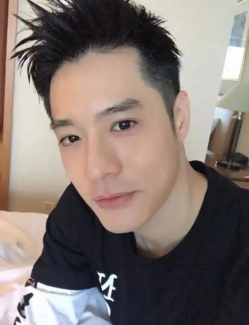 老四吸面粉的柯震东老五石正祥隔着屏幕能闻活络油的味道.