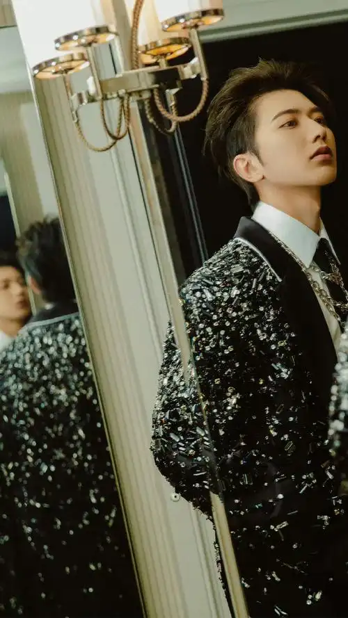 prada代言人蔡徐坤