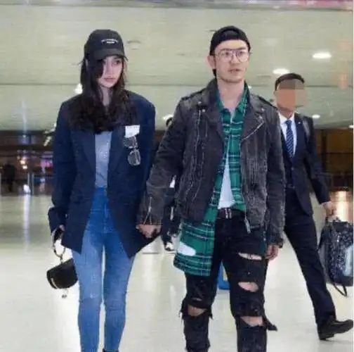 杨颖自曝身高168,赵丽颖自称身高165,两人同台后差距