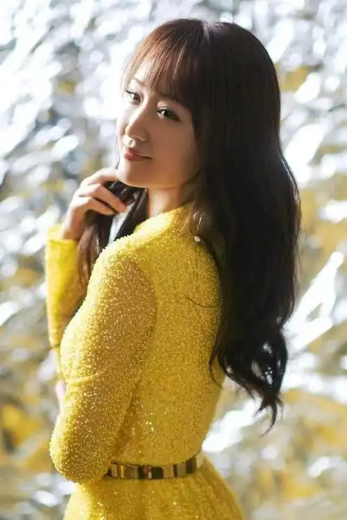 被52岁杨钰莹惊艳到了!个子不高身材却挺丰满,穿长裙也藏不住