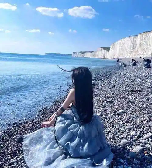 女生面朝大海蓝色背影头像,蓝色背景女人背影图片