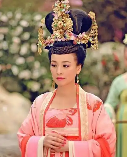 现年43岁的张庭2011年曾在《唐宫美人天下》扮武媚娘,这回在新版