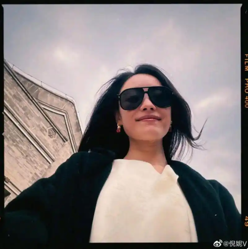 倪妮自拍照,任何角度都美得那么自然,穿黑色长款外套,性感迷人,气质