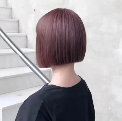 天生直发,不用烫发,直接剪裁成一刀切的发尾,这样的短发不