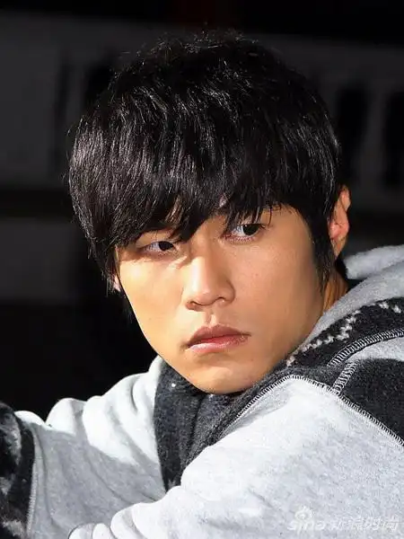 厚重刘海 纯黑发色让周董看起来十分青葱,随意抓蓬的发顶又为造型增添