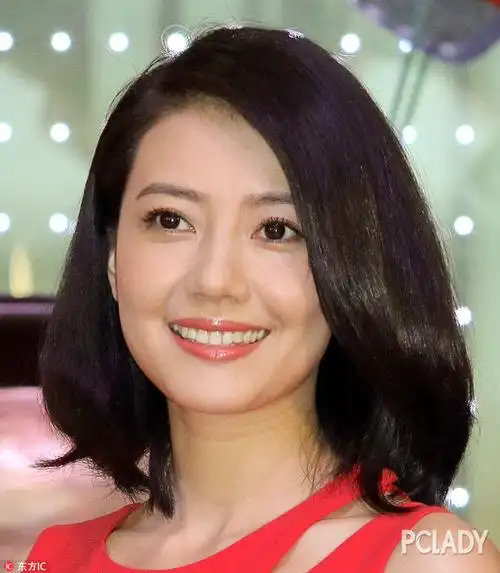 高圆圆的五官和气质的确很美,这张也是因为牙黄问题无法和女神头衔