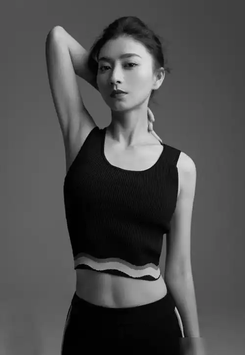 一个让人印象深刻的角色,其扮演者为斓曦,出生于1983年的她,拍摄了多