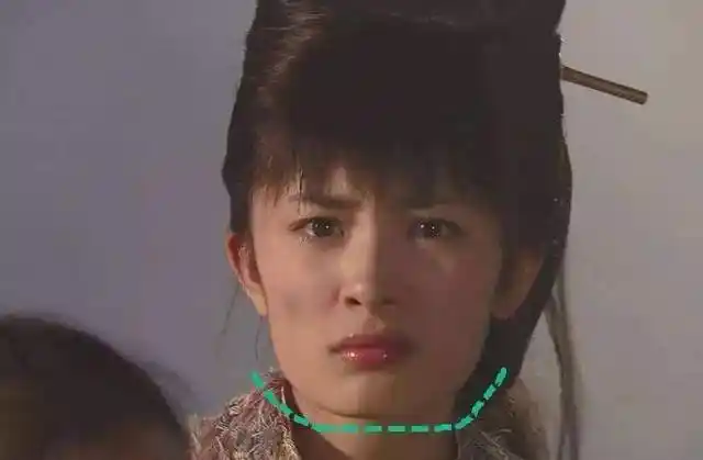 后来杨幂为了让自己的脸看起来更小,狠心拔了好几颗牙齿,让自己的大方