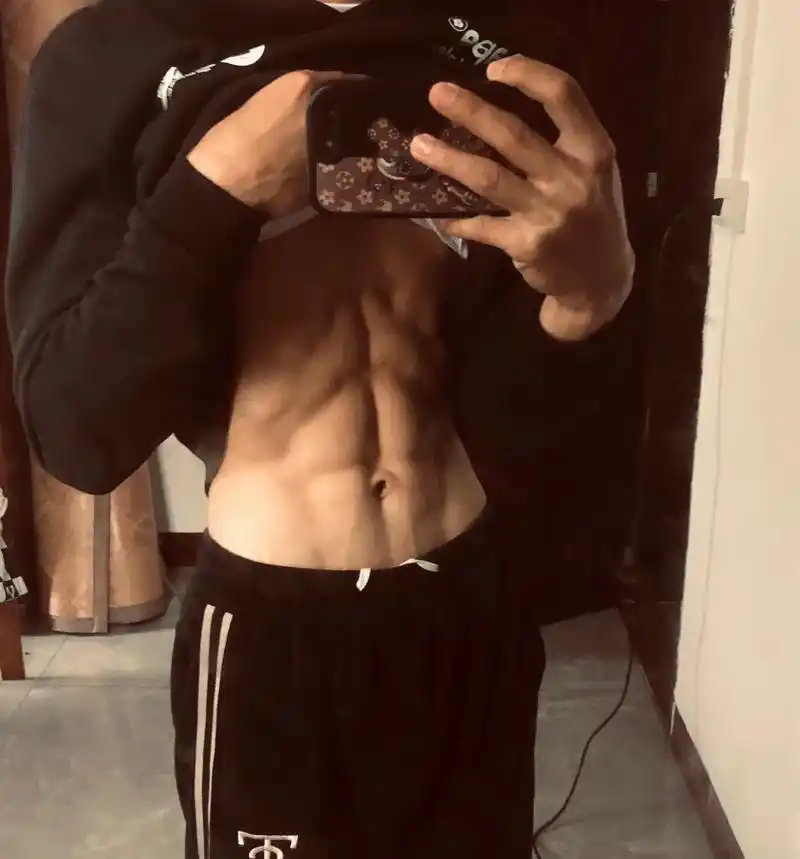 185大帅哥 #腹肌小哥哥 #小哥哥小姐姐同款都能穿 #帅 - 抖音