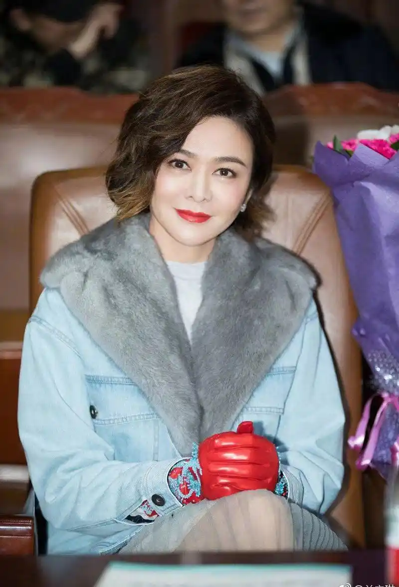 抗老只服关之琳,仿貂绒牛仔外套配纱裙高级大气,57岁状态好到爆