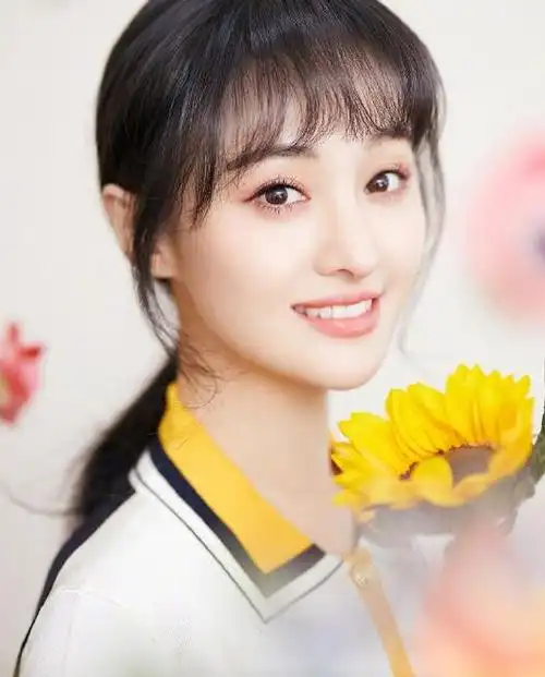 郑爽回归微博零点送新年祝福 手执向日葵笑容甜美