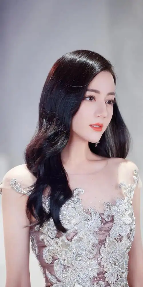 迪丽热巴,这位来自新疆的美丽女子,如同璀璨星辰般闪耀在娱乐圈的广阔