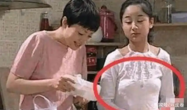 当时刘梅和夏雪正在开放式的厨房里交谈,而夏雪穿着这件纯白色挂脖衫