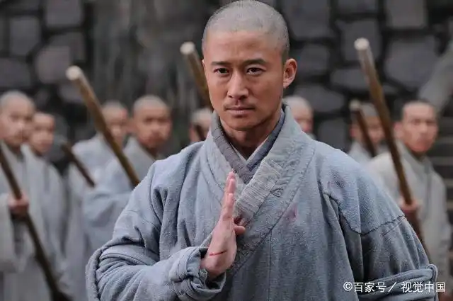 如果吴京剃成光头,是否能和岩石强森一样猛?