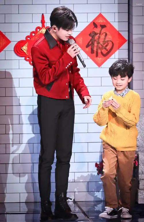 易烊千玺超话  2021 /0211 /210211  央视春晚  好烂漫的一位  #易烊