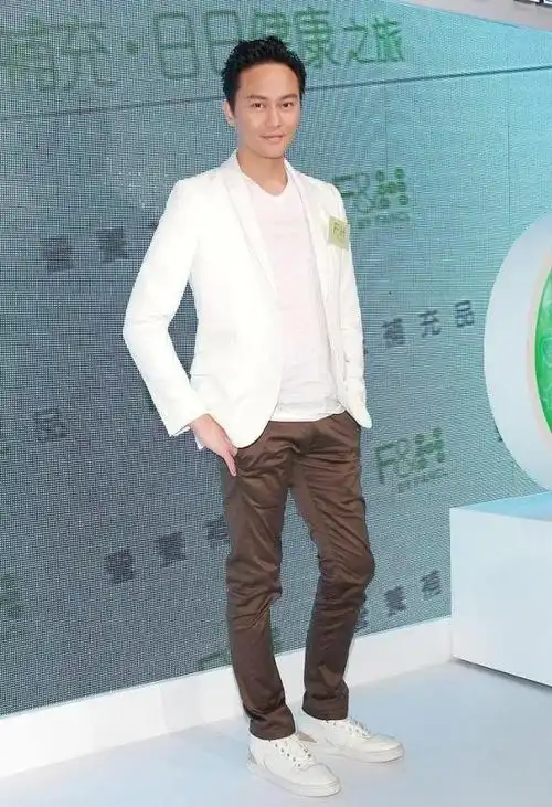 张智霖也太不会穿了身高比老婆袁咏仪高腿显得短了一大截