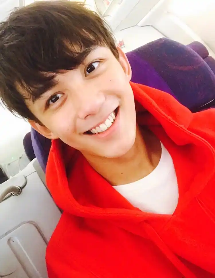 "国民弟弟"吴磊身穿红色卫衣卖萌,你是不是也被他圈粉了?