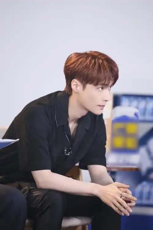 张艺兴《青春有你》帅气图片