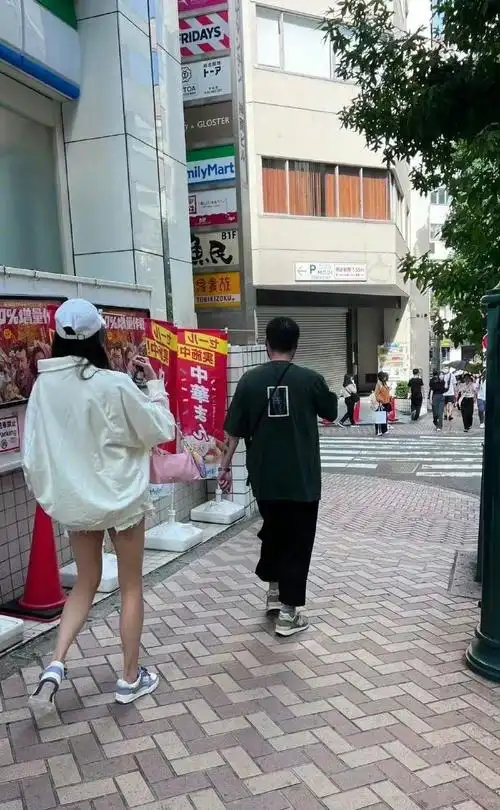 网友日本涉谷偶遇鹿晗关晓彤#有老高,应该是新歌吧!