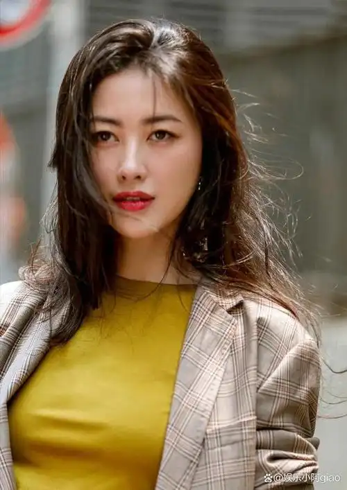 朱珠是娱乐圈中一个更为隐秘而不引人注目的存在,不同于韩雪的低调