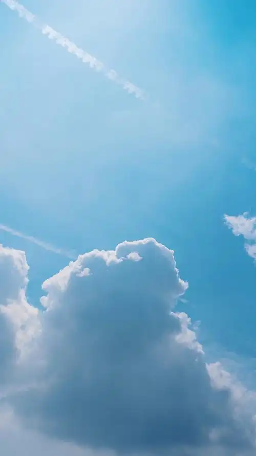 蔚蓝天空下的洁白云朵高清原图查看