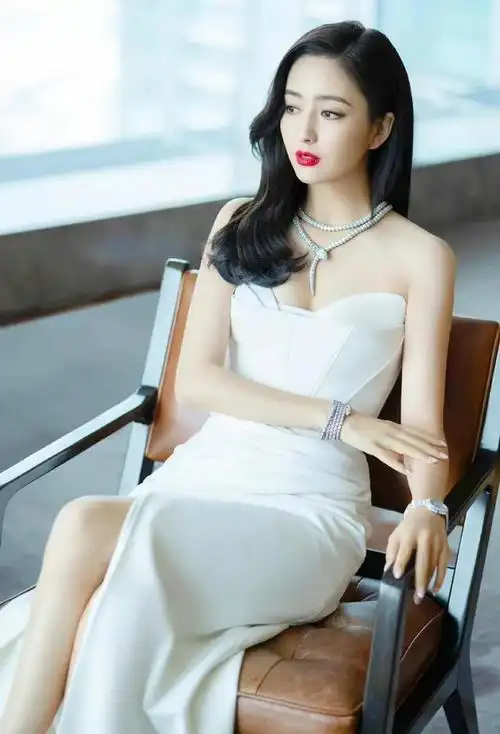佟丽娅白色抹胸裙:清新淡雅的纯净奇迹感受她的魅力!