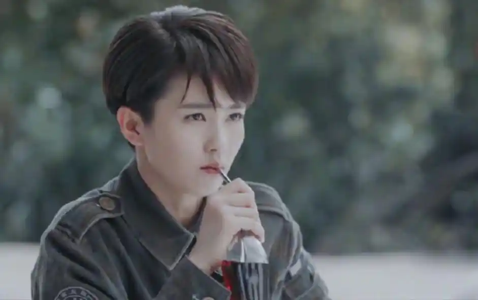 烈火军校甜到没朋友白鹿军装扮相英姿飒爽私服甜美惹人爱