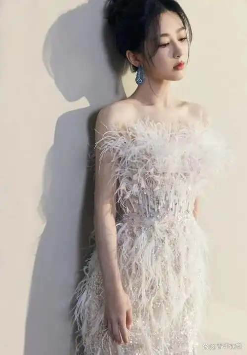 邻家女孩杨紫太仙美了!羽毛舞台造型闪闪发光!