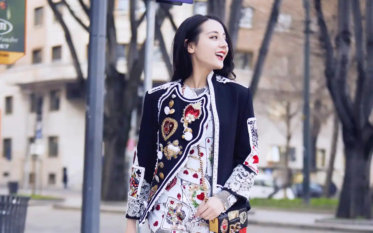 迪丽热巴街拍写真图片桌面壁纸