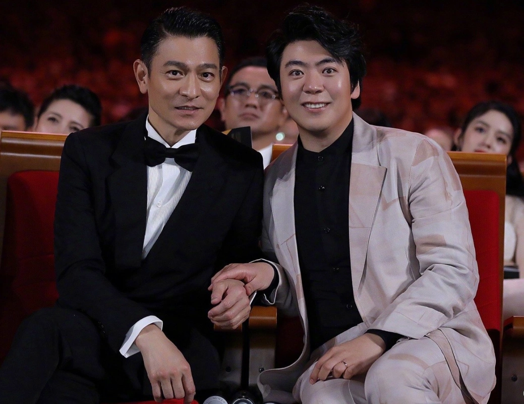 继佟丽娅之后,郎朗也晒与刘德华合影向贾玲炫耀,后者高情商回应