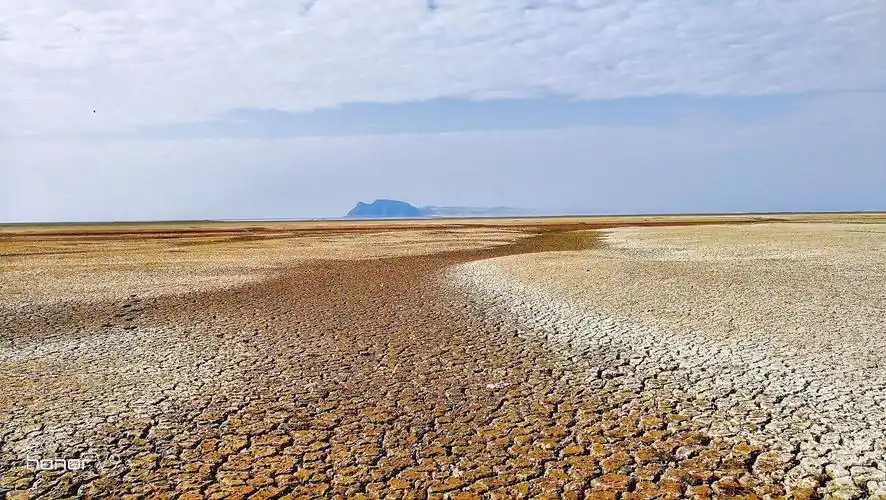 湖床的干涸沧桑