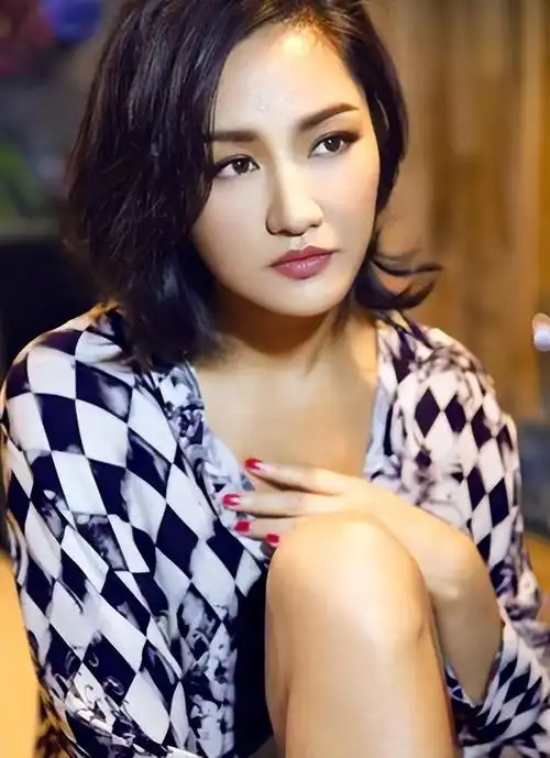 回顾名模瞿颖:错过初恋后痴情了20年,却在45岁输得彻彻底底