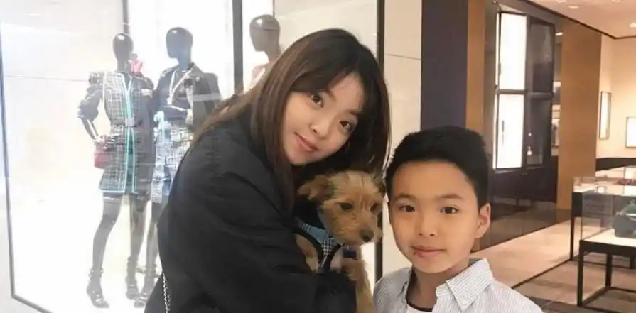 王中磊女儿晒一家四口合照,一家人一起为威廉弟弟庆生,超甜蜜!