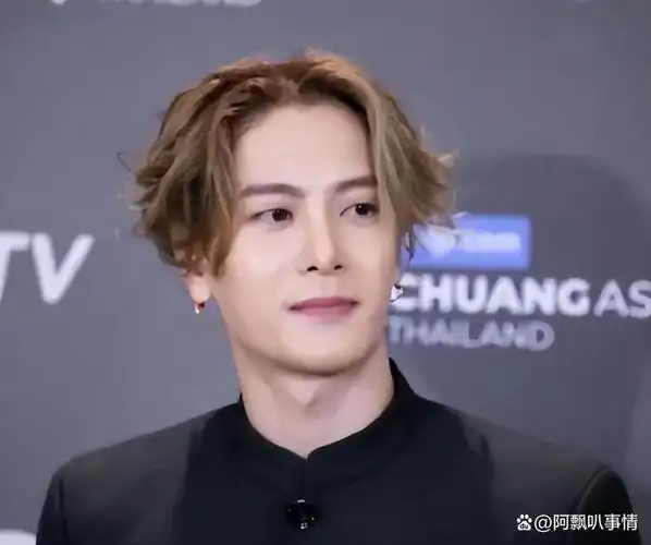 近几年王嘉尔成了一个彻头彻尾的国际巨星,活跃在国内外各大舞台上.