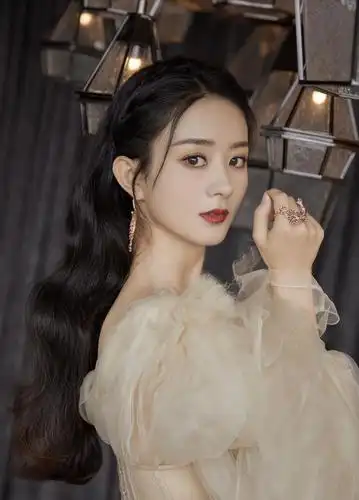 赵丽颖一身国产高定礼服吸人眼球,用行动支持国货,她不红谁红?