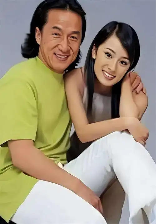 17岁杨幂被四十几岁成龙搂在怀里举止亲密整没整容一目了然