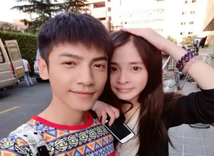 罗云熙长相变了罗云熙未出道前与女友的合照曝光很青涩