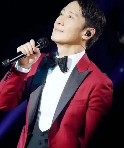 甘比和刘銮雄现身黎明演唱会时尚范十足