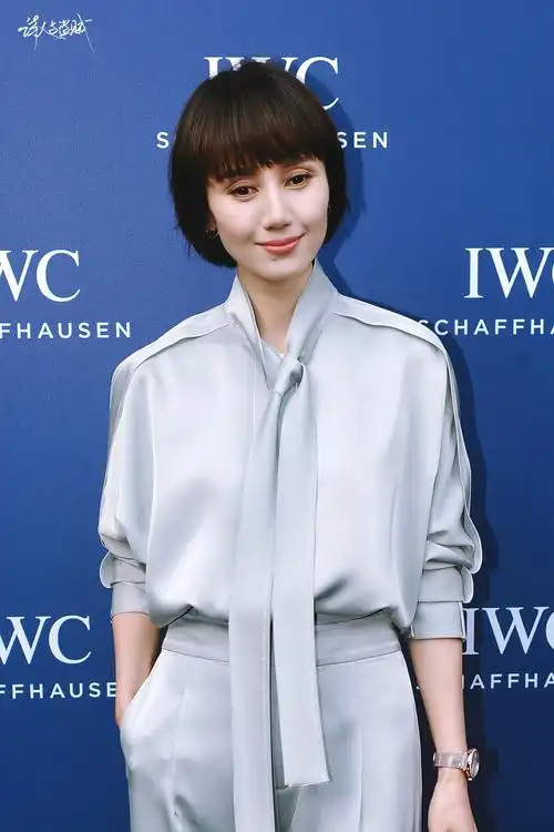 被袁泉惊艳了,穿一身绸锻套装美得好高级,这才是41岁女人的榜样