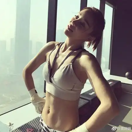 angelababy晒马甲线成果学会这几个动作你也可以