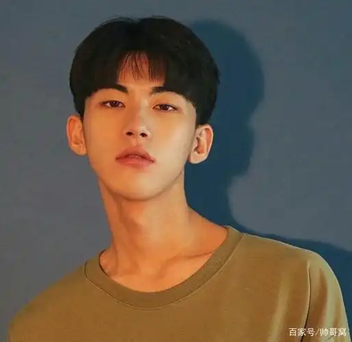 清爽干净,阳光帅气的小奶狗,00后的男生今年都流行这个发型吗?