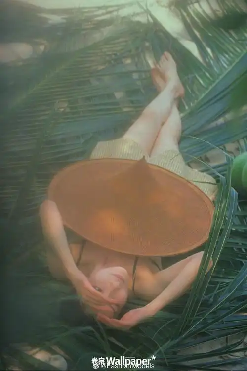 超模,演员#杜鹃#登上《wallpaper*卷宗》三月刊封面,杂志特别选择了一