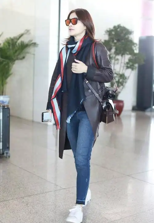 梅婷机场又穿皮衣,这次搭配牛仔裤感觉大不同,清新文艺多了