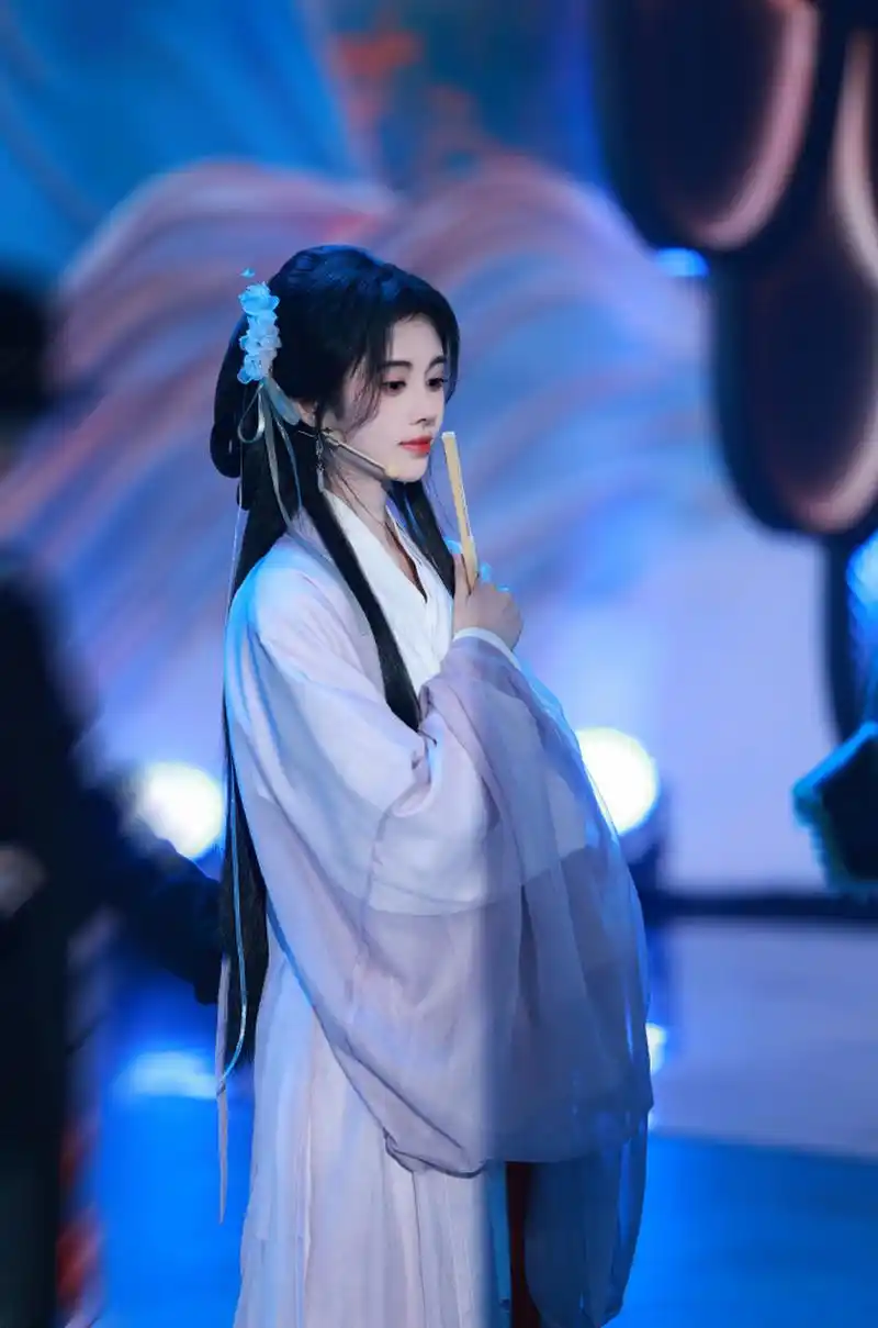 鞠婧祎晒出的这款穿搭特别有仙气感,这也是魏晋风的一款造型,广袖流仙