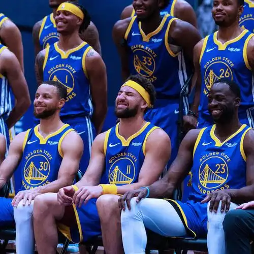 上赛季的勇士,从纸面实力上看,确实是一支季后赛球队,但是无论是从